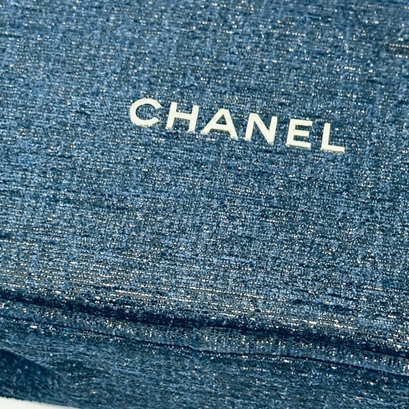 CHANEL Blue Tweed Cosmetic Bag with Gold Logo - Picture 5 of 7